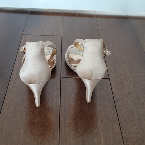 Badgley Mischka Wedge Heels size 8.5 - Picture 4 of 4